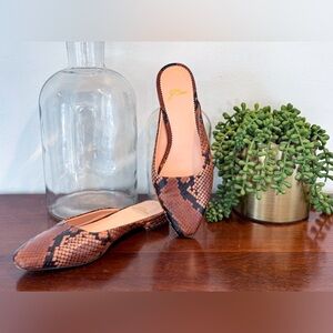 Good condition used J-crew snake skin flats.       Run small fit like a 6